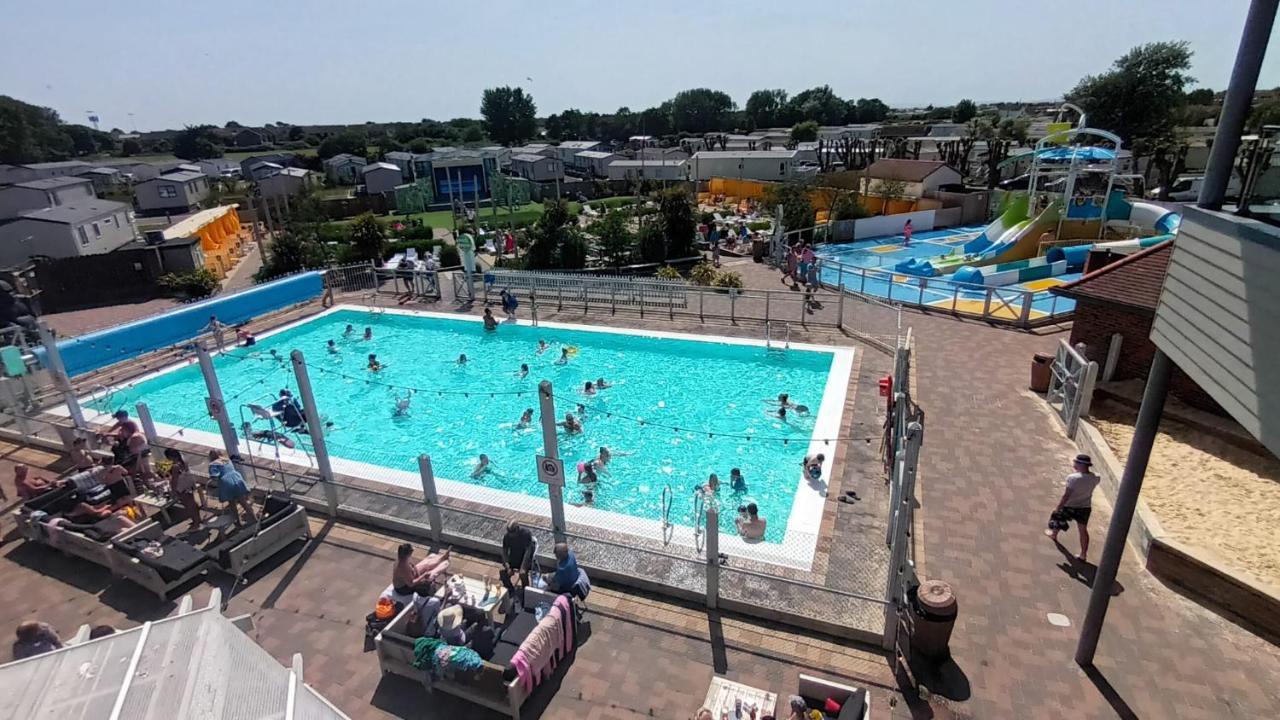 Olympic Holiday Caravan Hotel Селси Екстериор снимка